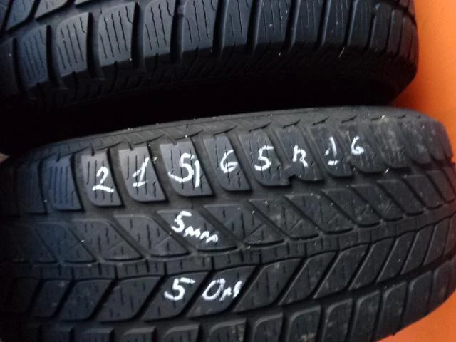 Гуми Зимни 215/65R16, снимка 1 - Гуми и джанти - 12401946