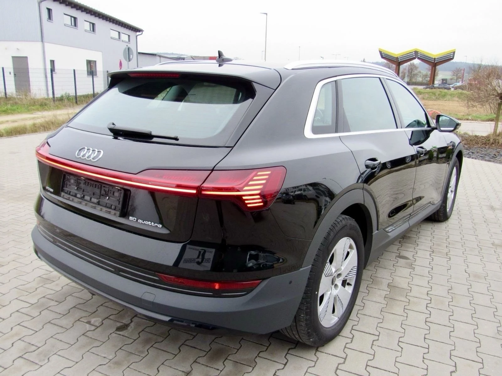 Audi E-Tron 50 quattro - изображение 4