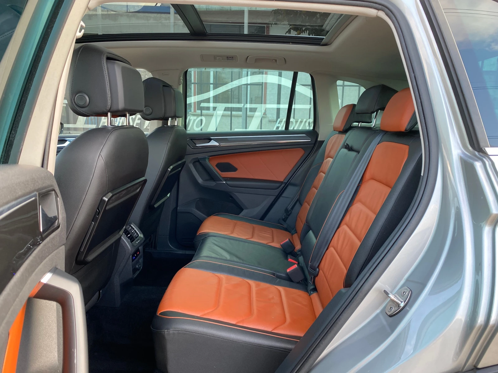 VW Tiguan R-Line* 2.0TDI* 190* Pano* Dis* , снимка 15 - Автомобили и джипове - 53496258