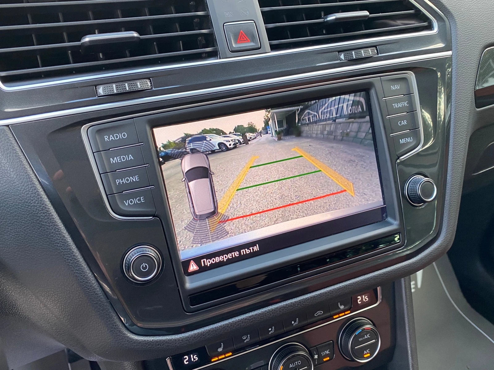 VW Tiguan R-Line* 2.0TDI* 190* Pano* Dis* , снимка 14 - Автомобили и джипове - 53496258