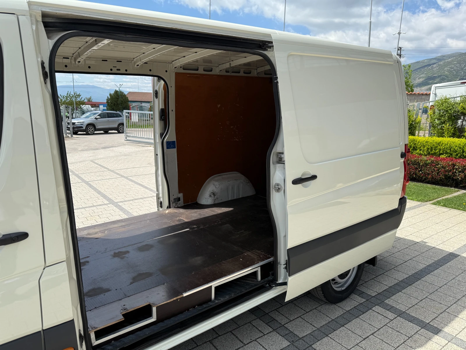 VW Crafter 2.5TDI Клима 2 странични врати L2H1  - изображение 8