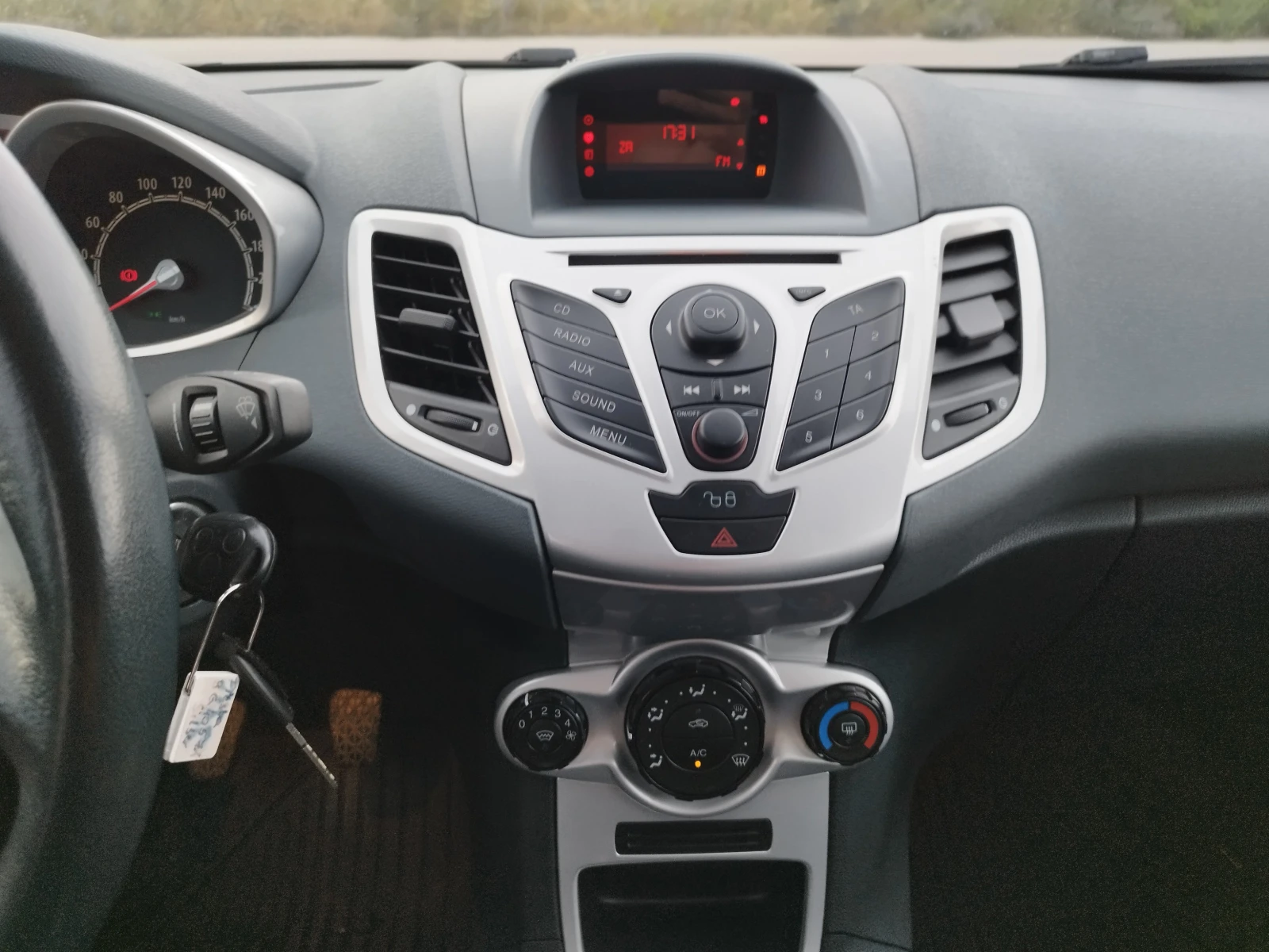 Ford Fiesta 1.25i 82kc Euro5, снимка 11 - Автомобили и джипове - 54878955
