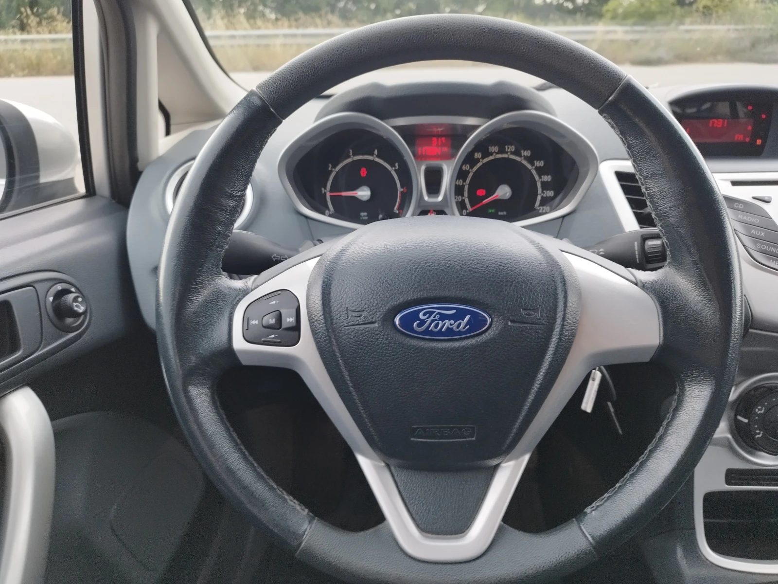 Ford Fiesta 1.25i 82kc Euro5, снимка 13 - Автомобили и джипове - 54878955