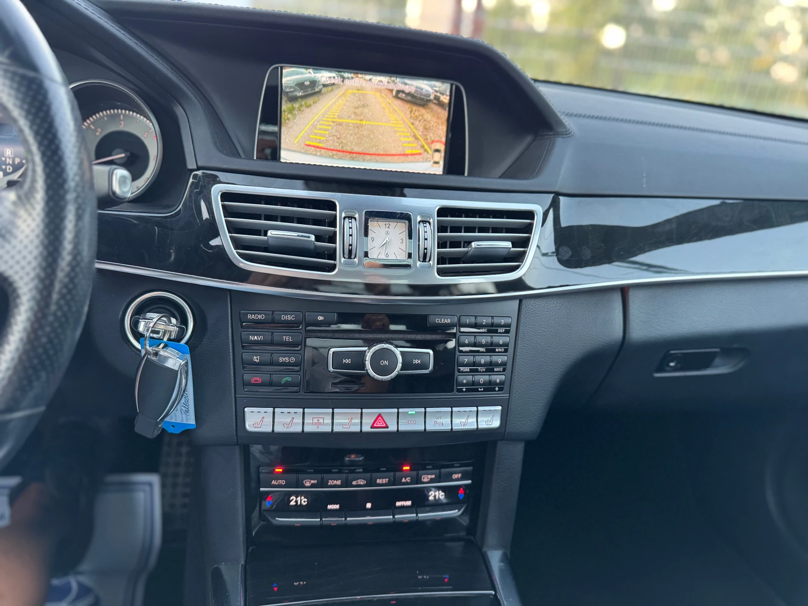 Mercedes-Benz E 350 d* AMG-Line* 4matic* NAVI* LED* PANORAMA, снимка 13 - Автомобили и джипове - 55474914