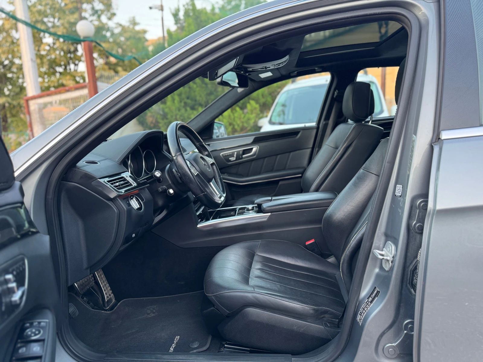 Mercedes-Benz E 350 d* AMG-Line* 4matic* NAVI* LED* PANORAMA, снимка 8 - Автомобили и джипове - 55474914