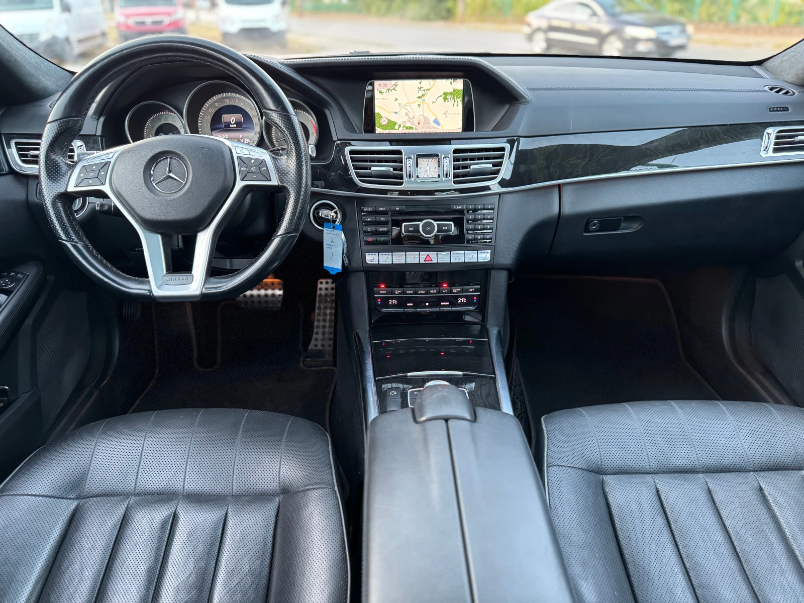 Mercedes-Benz E 350 d* AMG-Line* 4matic* NAVI* LED* PANORAMA, снимка 11 - Автомобили и джипове - 55474914