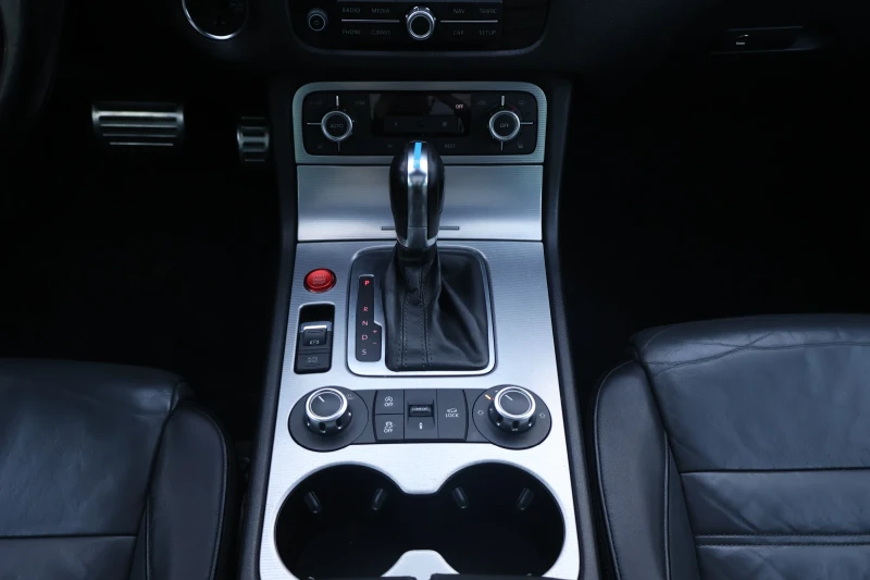 VW Touareg 3.0d R line 4x4 FULL, снимка 12 - Автомобили и джипове - 52519295