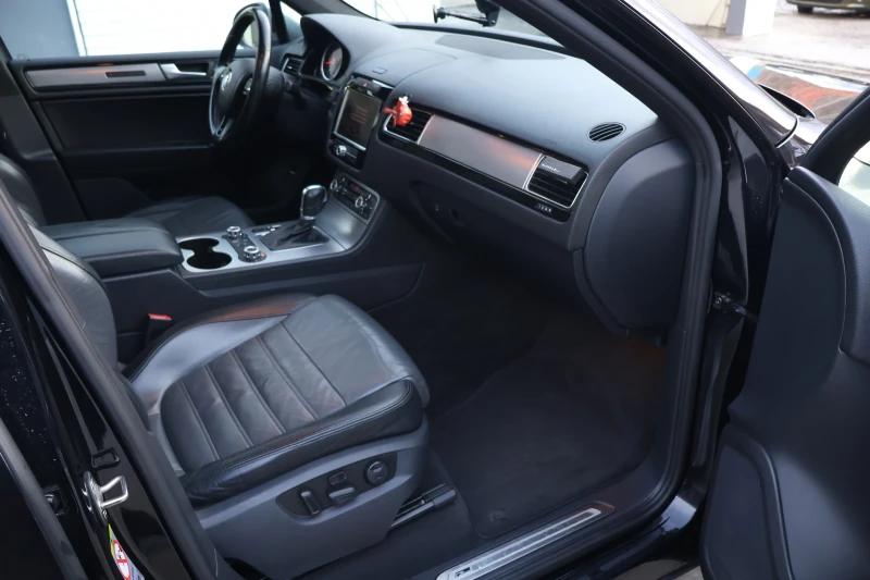 VW Touareg 3.0d R line 4x4 FULL, снимка 8 - Автомобили и джипове - 52519295