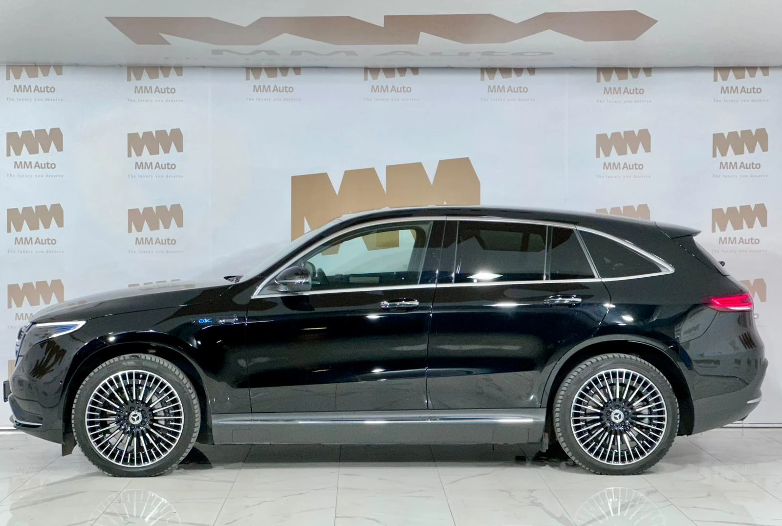 Mercedes-Benz EQC 400 AMG* 4Matic* Ventilation* Burmester* Pano* HuD, снимка 2 - Автомобили и джипове - 54631039