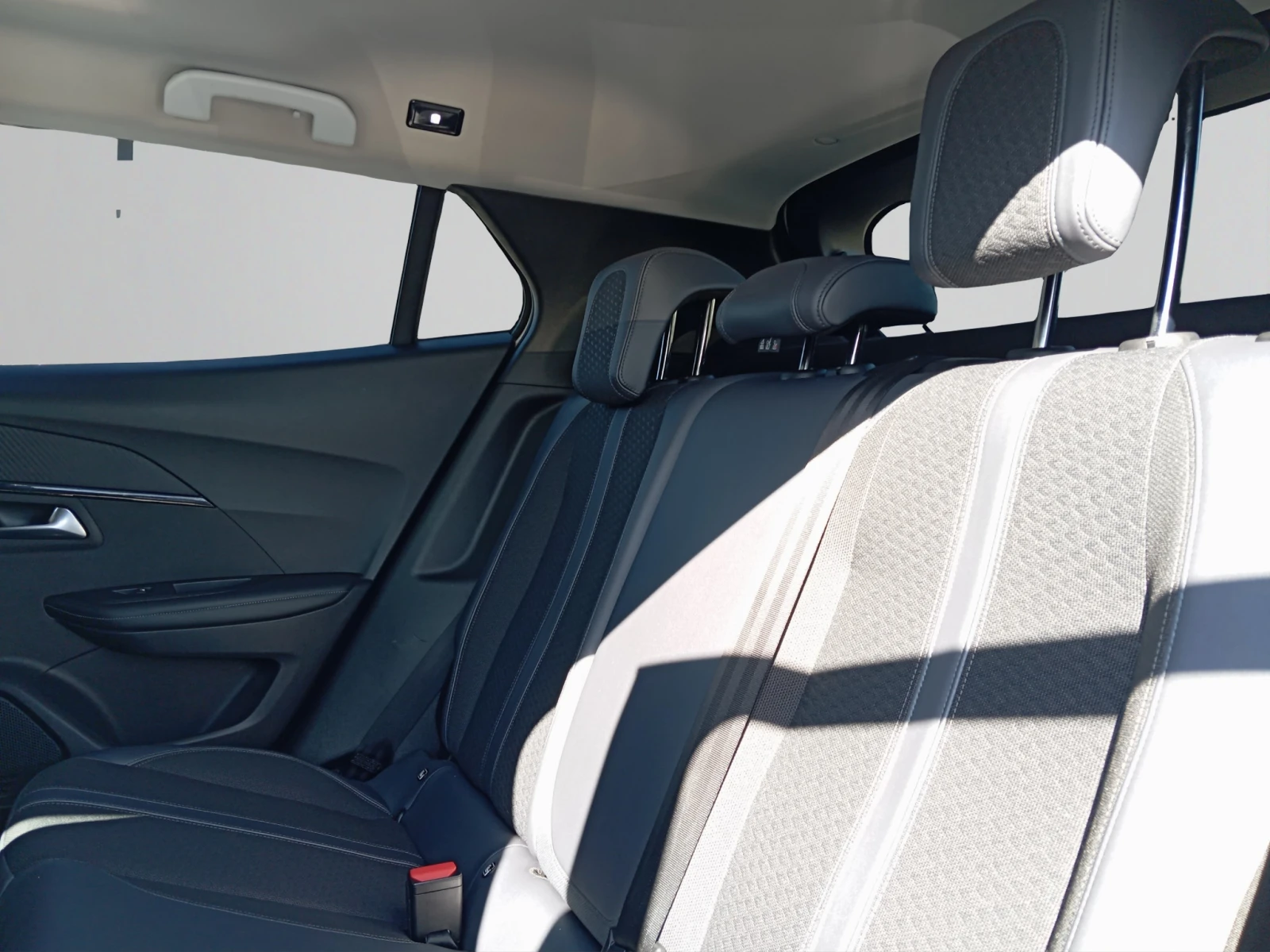 Peugeot 2008 NEW SUV ALLURE 1, 5 BlueHDi 130 EAT8 EURO6, снимка 12 - Автомобили и джипове - 54133148