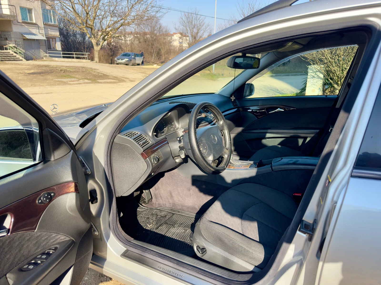 Mercedes-Benz E 220, снимка 5 - Автомобили и джипове - 54141775