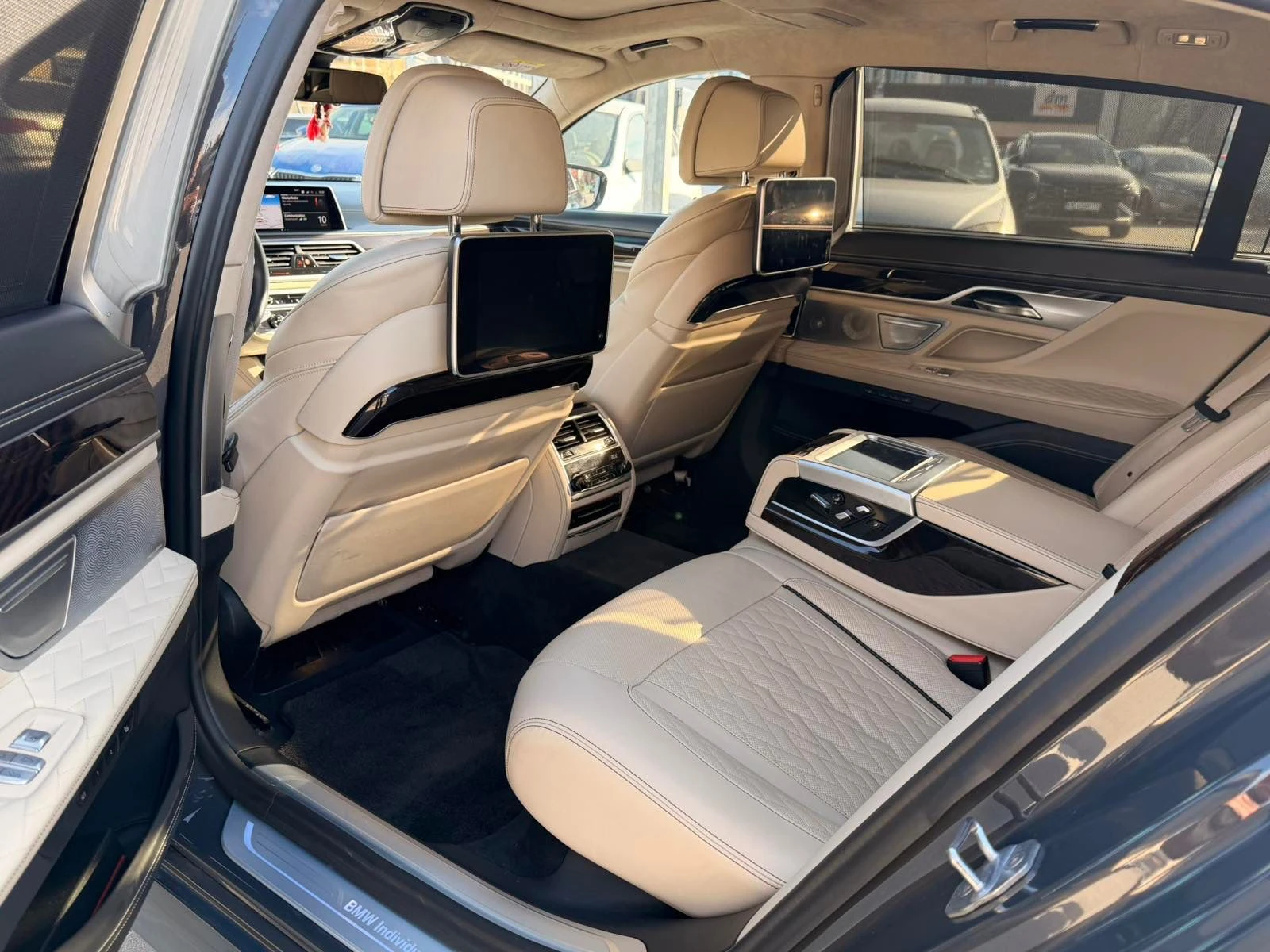 BMW 750 D L xDrive Individual, снимка 12 - Автомобили и джипове - 54820574
