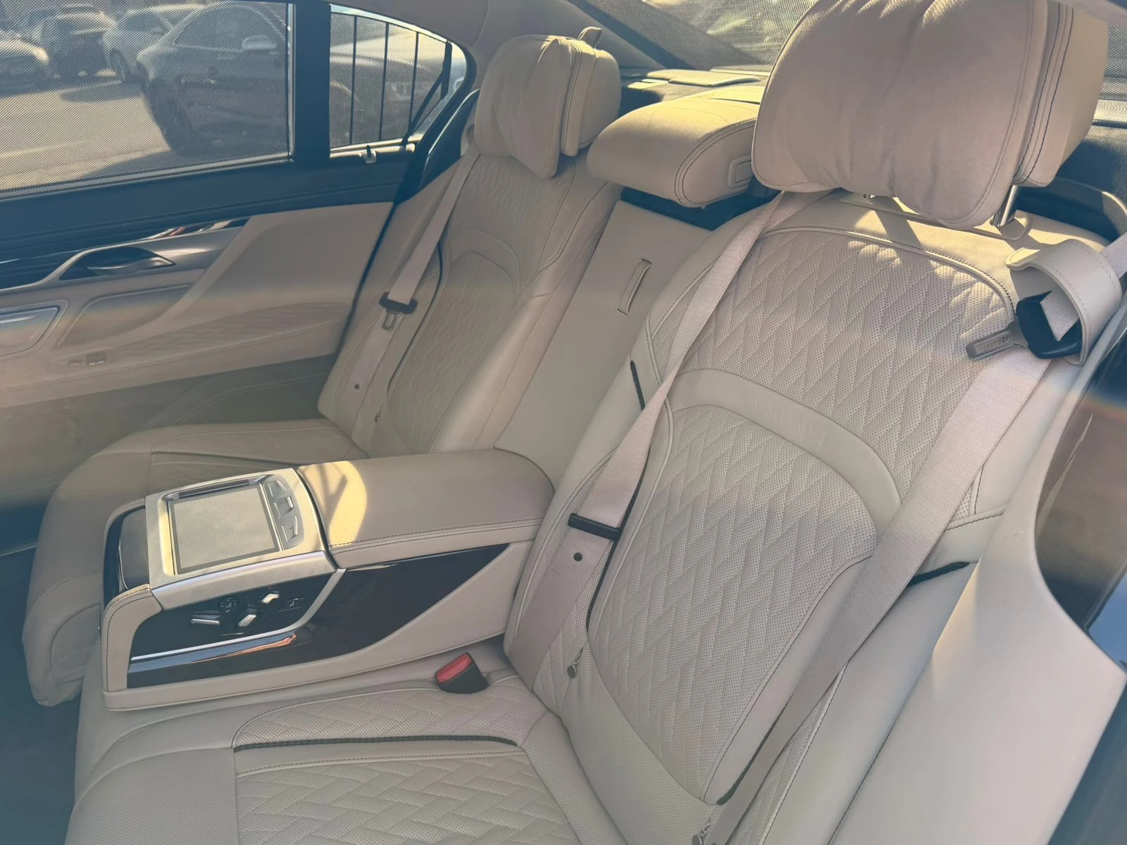 BMW 750 D L xDrive Individual, снимка 14 - Автомобили и джипове - 54820574