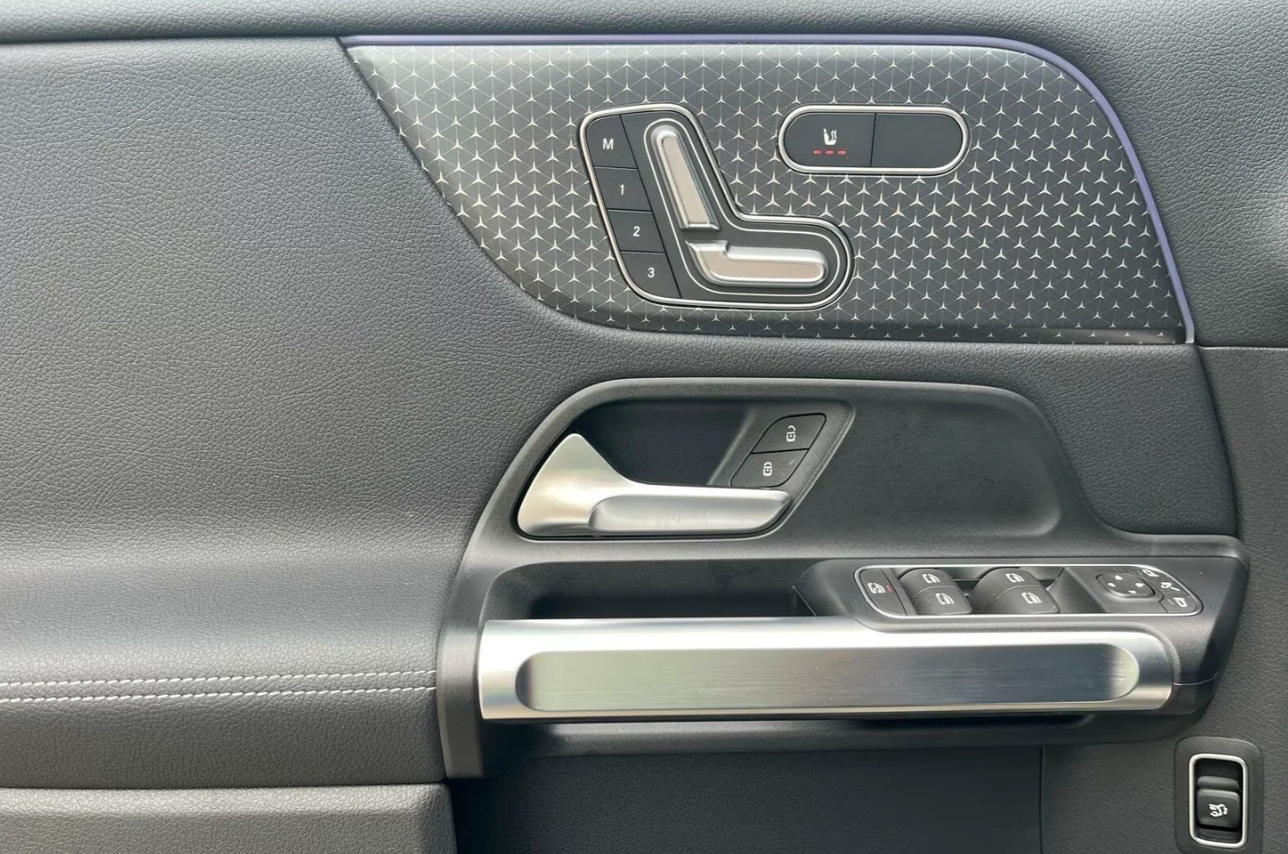 Mercedes-Benz EQB 350* 4M* AMG* PANO* 360* HUD* BURMESTER* , снимка 4 - Автомобили и джипове - 55347684