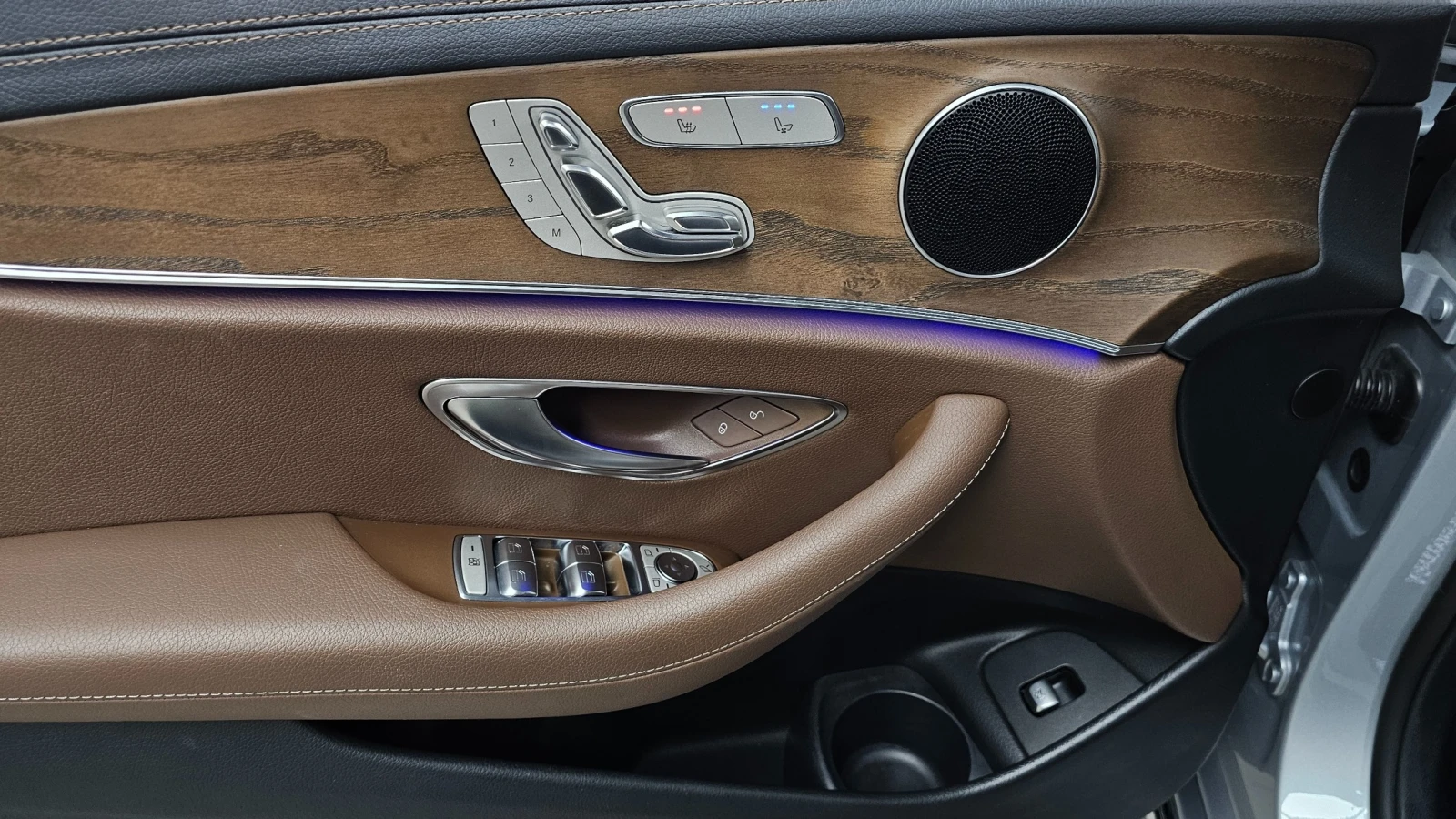 Mercedes-Benz E 220 4MATIC* Exclusive* , снимка 14 - Автомобили и джипове - 55953015
