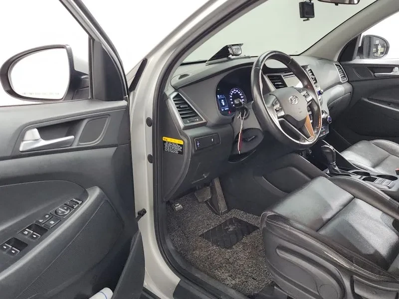 Hyundai Tucson 2.0 4WD MODERN, снимка 10 - Автомобили и джипове - 55801597