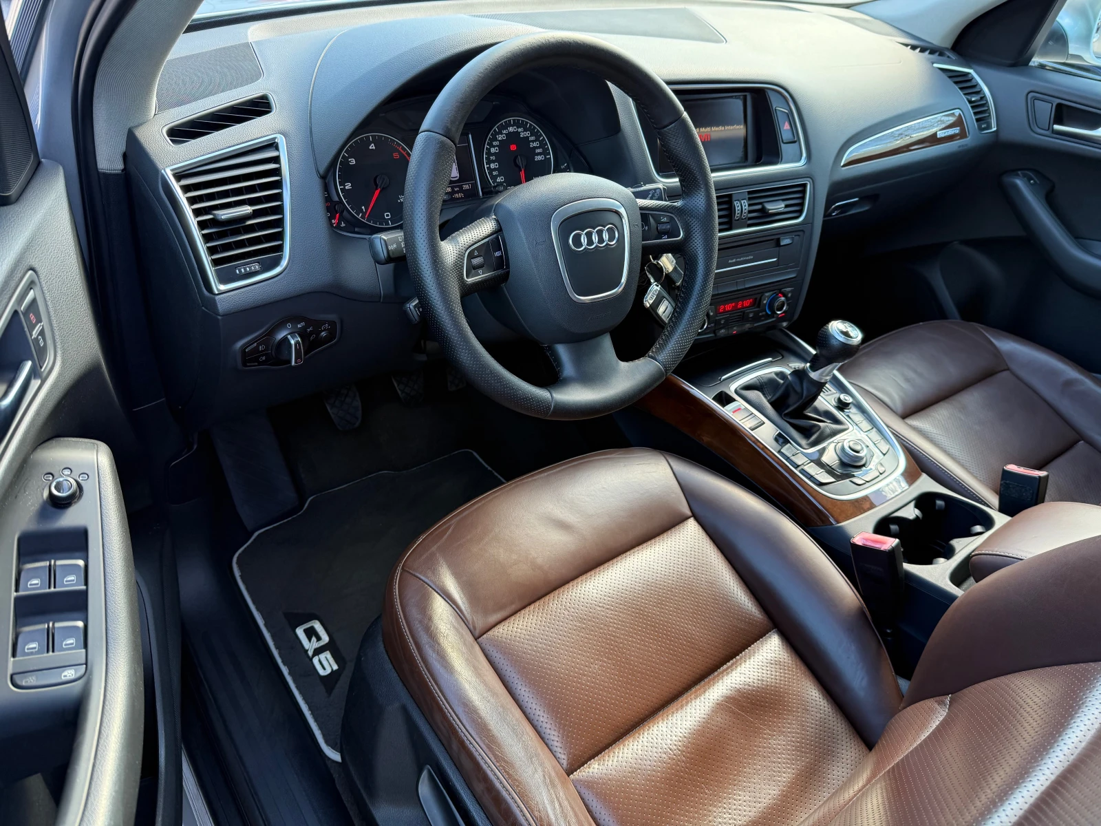 Audi Q5 2.0TDI quattro 170к.с.  !!! ТОП СЪСТОЯНИЕ !!!!!, снимка 10 - Автомобили и джипове - 54132704