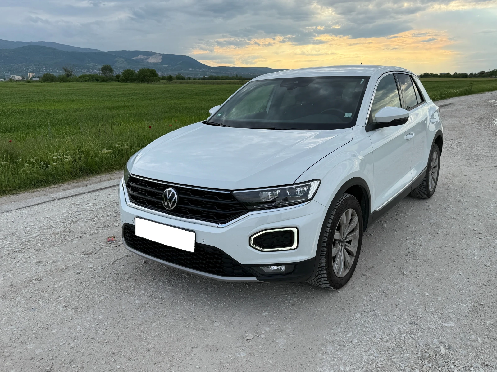 VW T-Roc 1.5 TSI DSG R-LINE 32 000 km, снимка 2 - Автомобили и джипове - 54496657