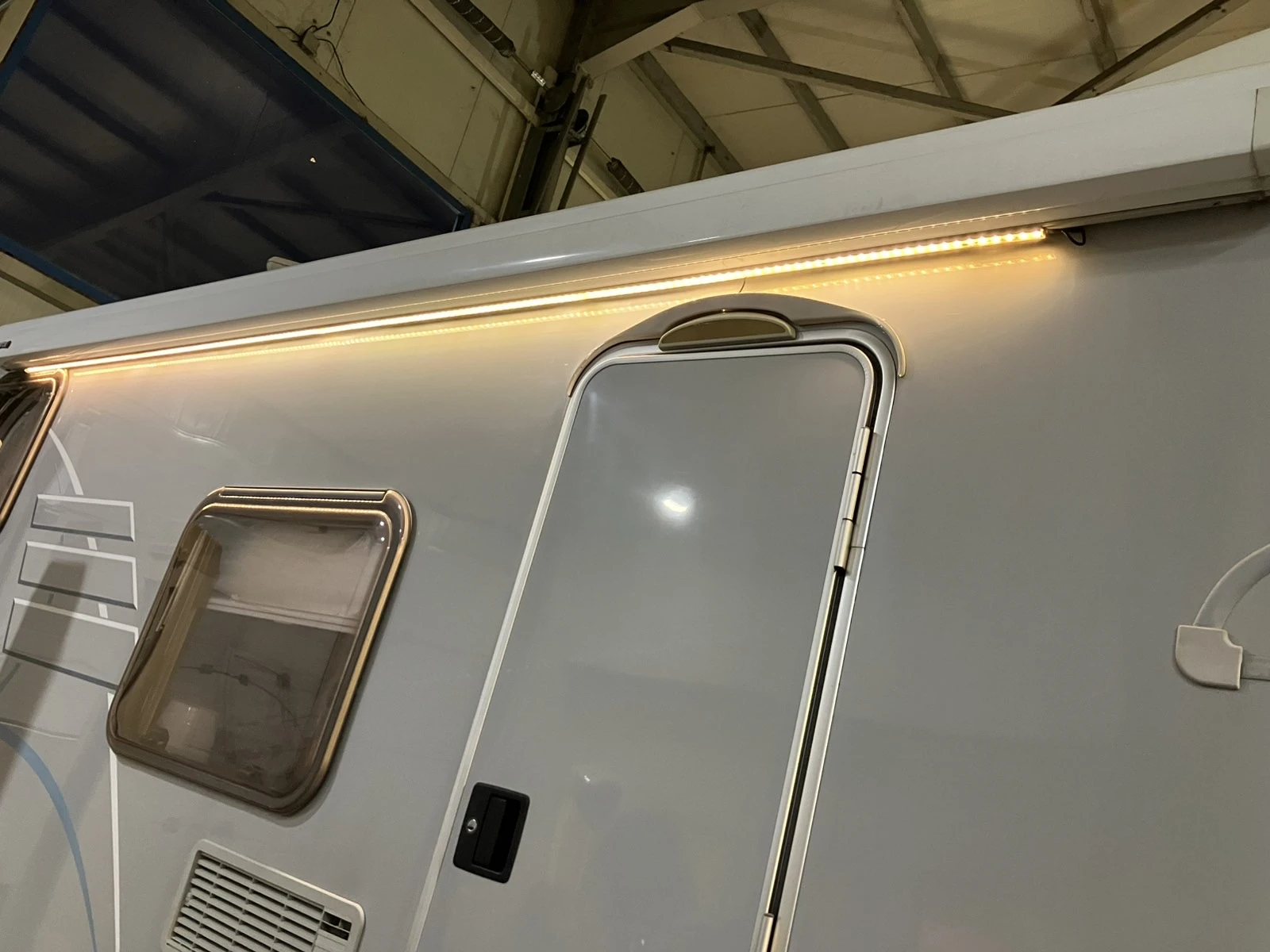 Кемпер HYMER / ERIBA, снимка 12 - Каравани и кемпери - 55626194