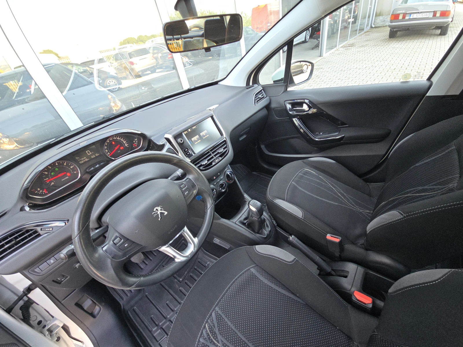 Peugeot 208 1.4i LPG !!, снимка 12 - Автомобили и джипове - 56148793
