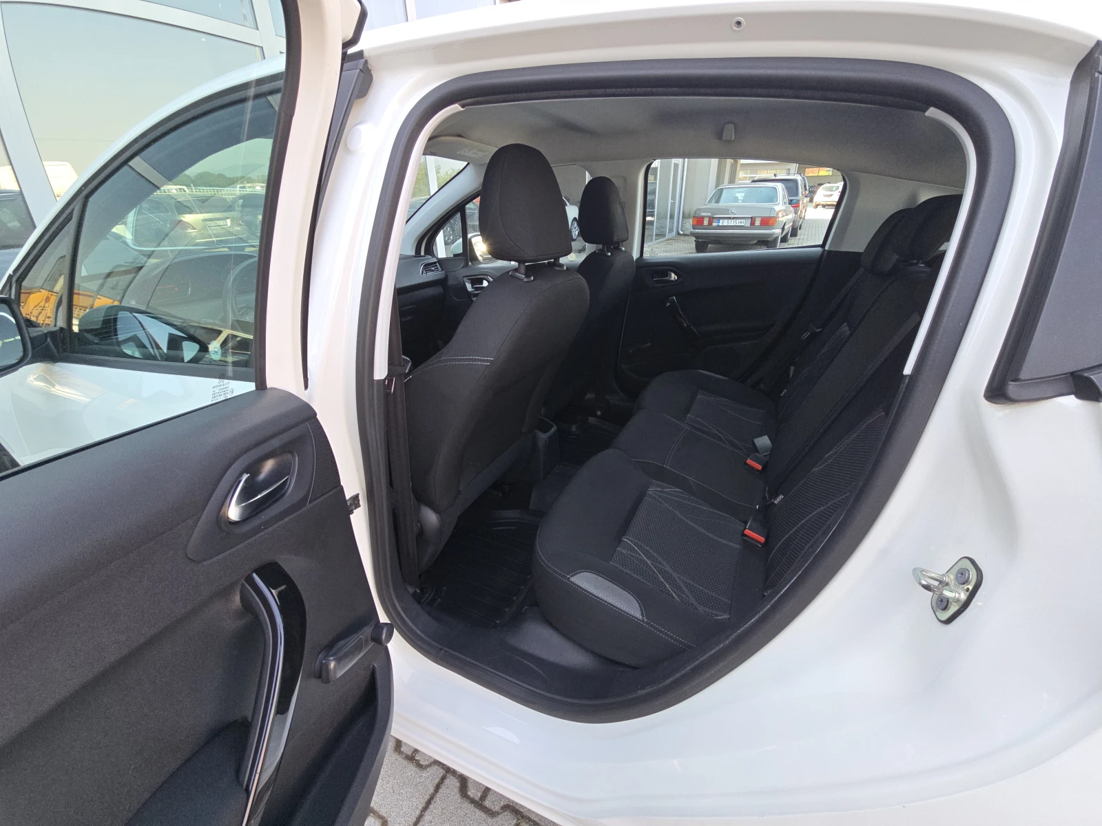 Peugeot 208 1.4i LPG !!, снимка 14 - Автомобили и джипове - 56148793