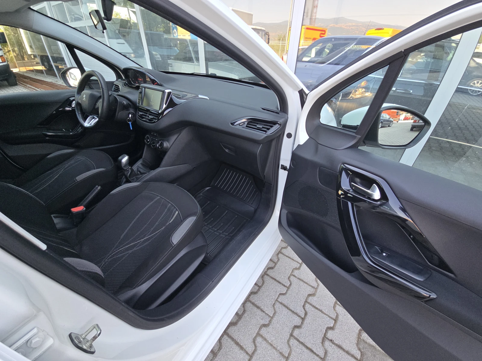 Peugeot 208 1.4i LPG !!, снимка 16 - Автомобили и джипове - 56148793