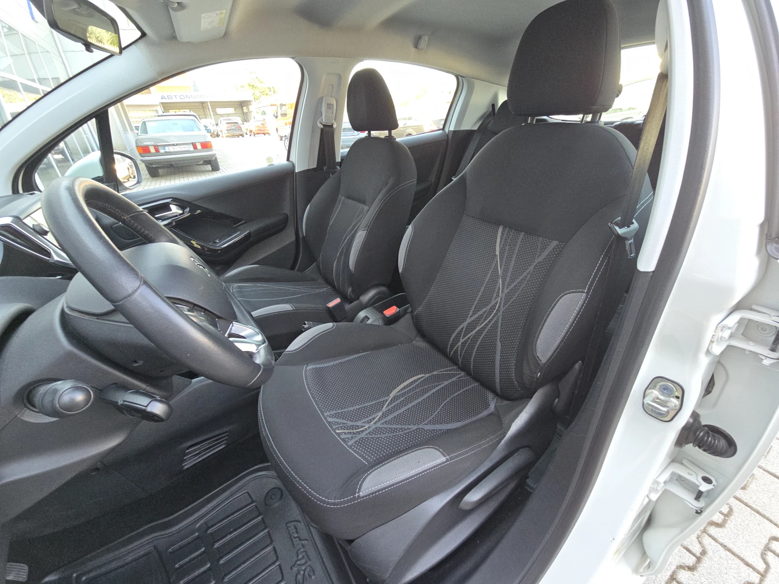 Peugeot 208 1.4i LPG !!, снимка 13 - Автомобили и джипове - 56148793