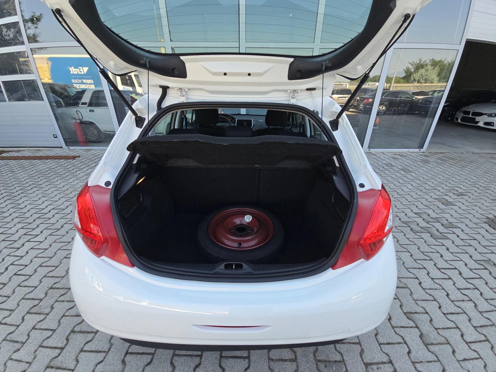 Peugeot 208 1.4i LPG !!, снимка 17 - Автомобили и джипове - 56148793