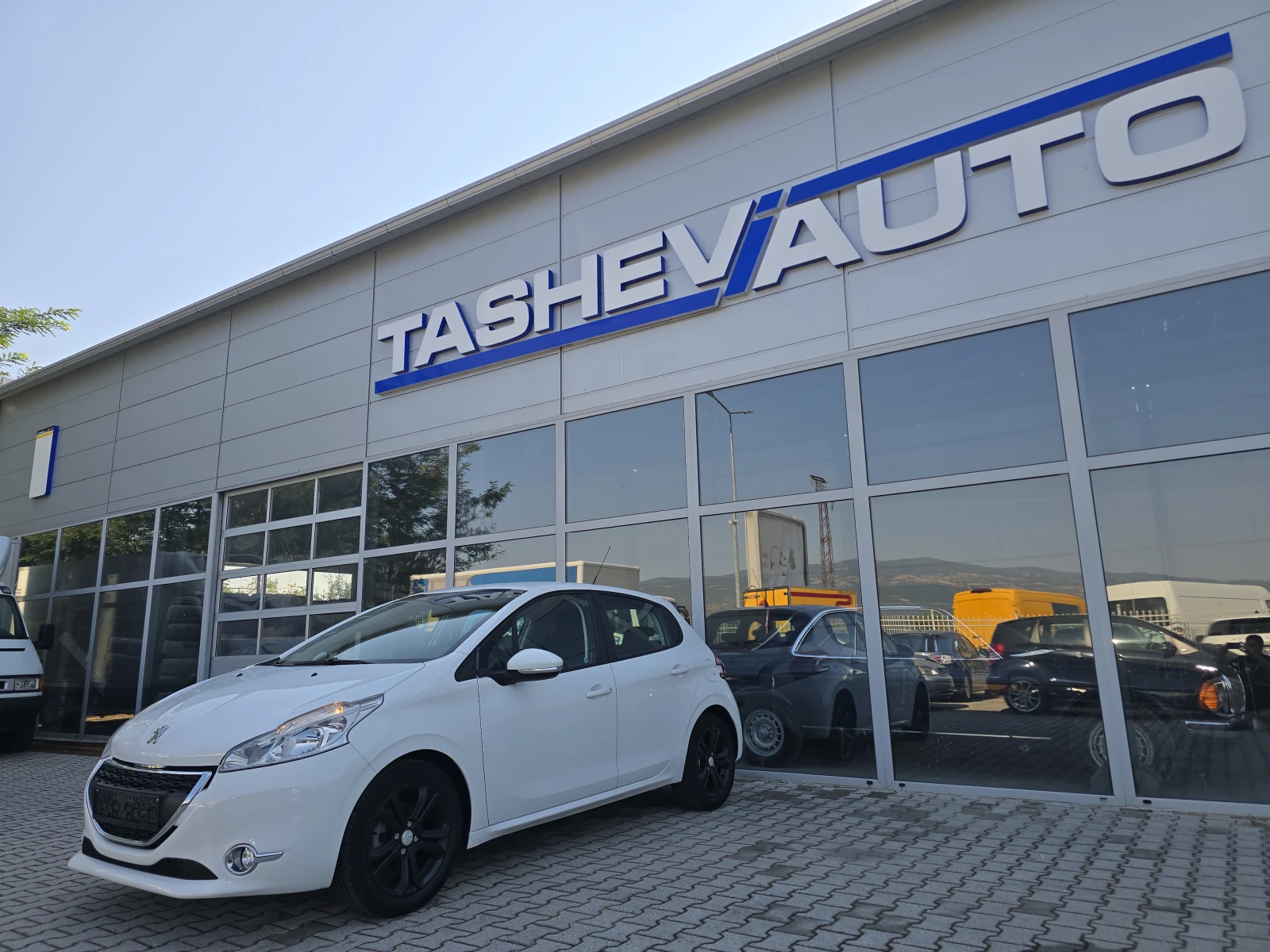 Peugeot 208 1.4i LPG !!, снимка 4 - Автомобили и джипове - 56148793