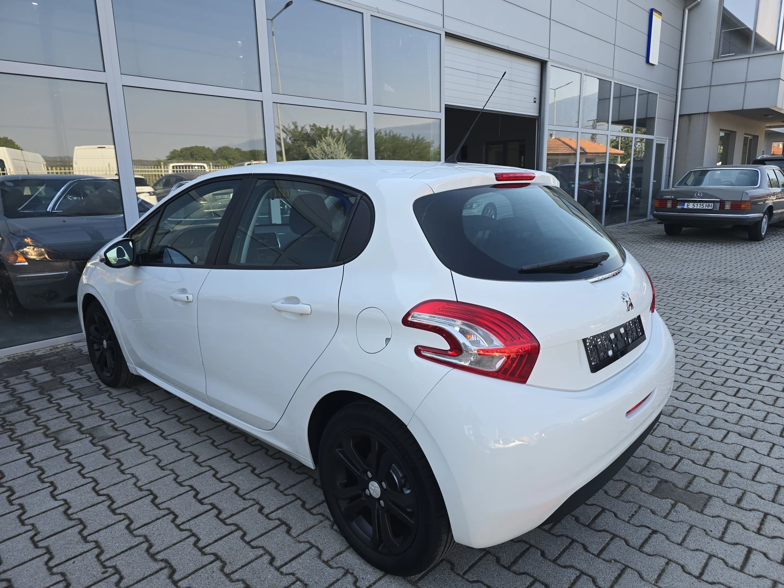 Peugeot 208 1.4i LPG !!, снимка 10 - Автомобили и джипове - 56148793