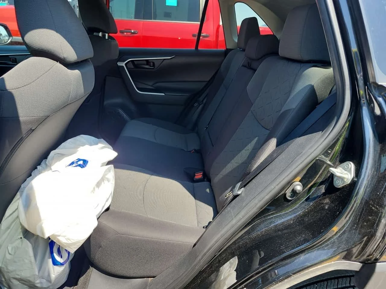 Toyota Rav4  LE | ЦЕНА ДО БЪЛГАРИЯ | АВТОКРЕДИТ , снимка 11 - Автомобили и джипове - 55387418
