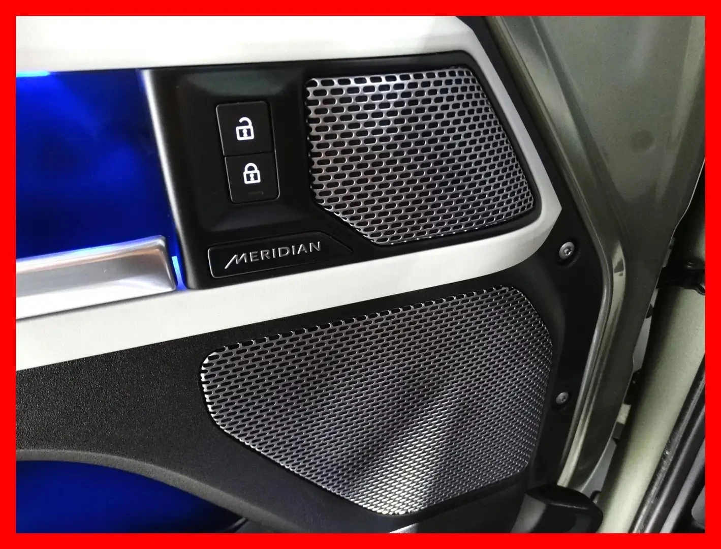 Land Rover Defender 90 X-DYNAMIC S AWD * MERIDIAN, снимка 15 - Автомобили и джипове - 56130404