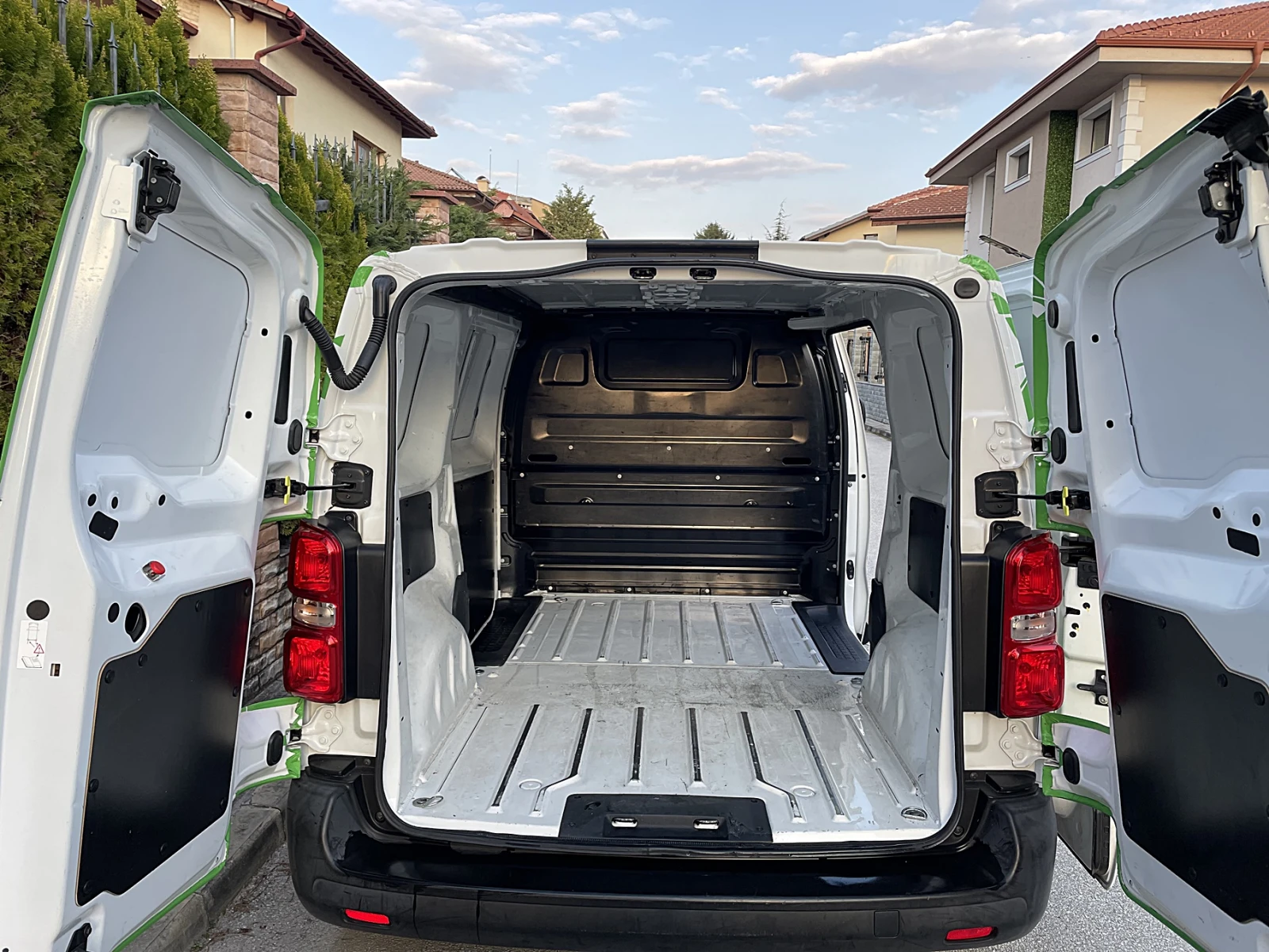 Peugeot Expert 75 kW/h Big Battery, снимка 16 - Бусове и автобуси - 53981675