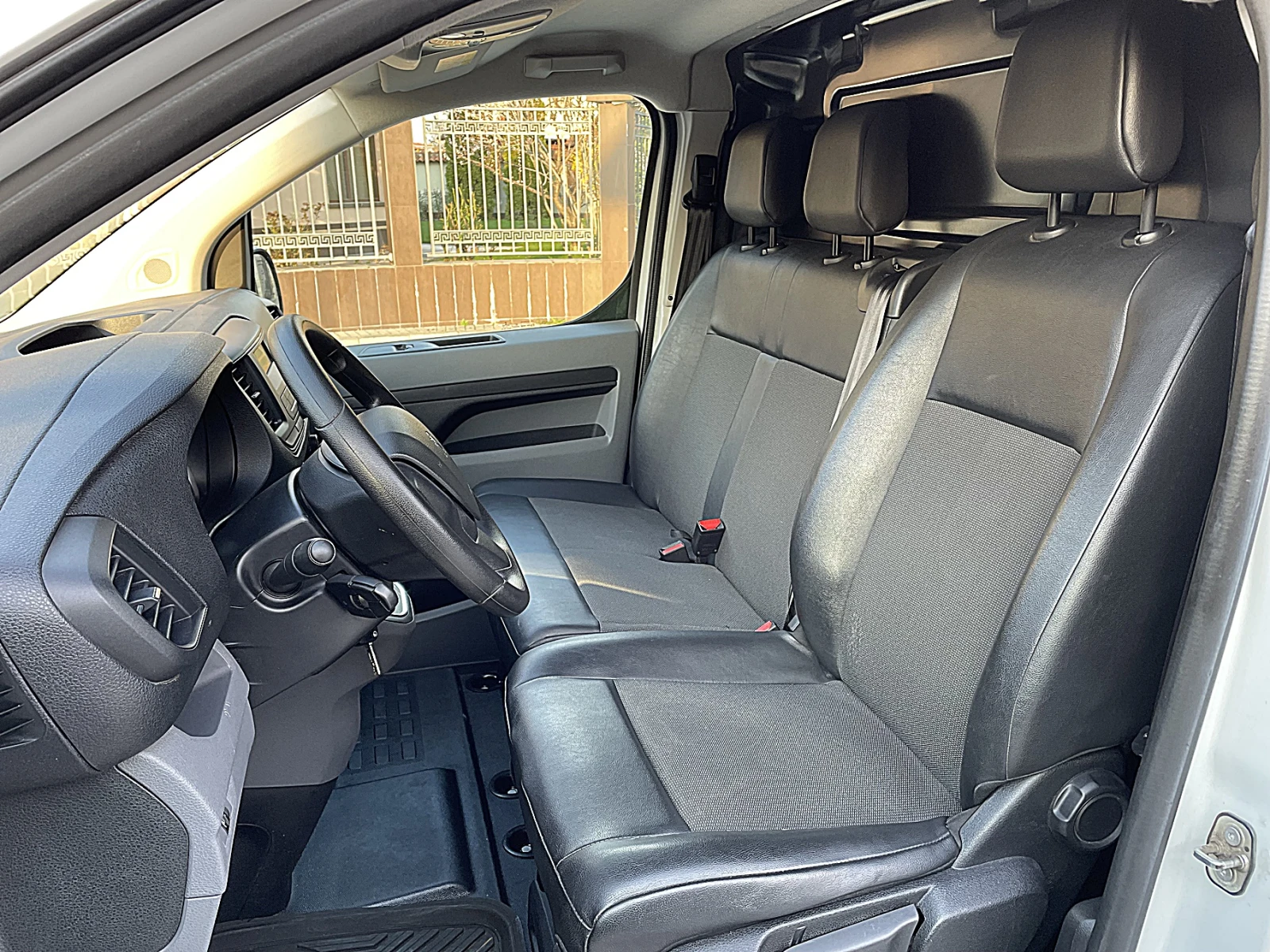 Peugeot Expert 75 kW/h Big Battery, снимка 9 - Бусове и автобуси - 53981675