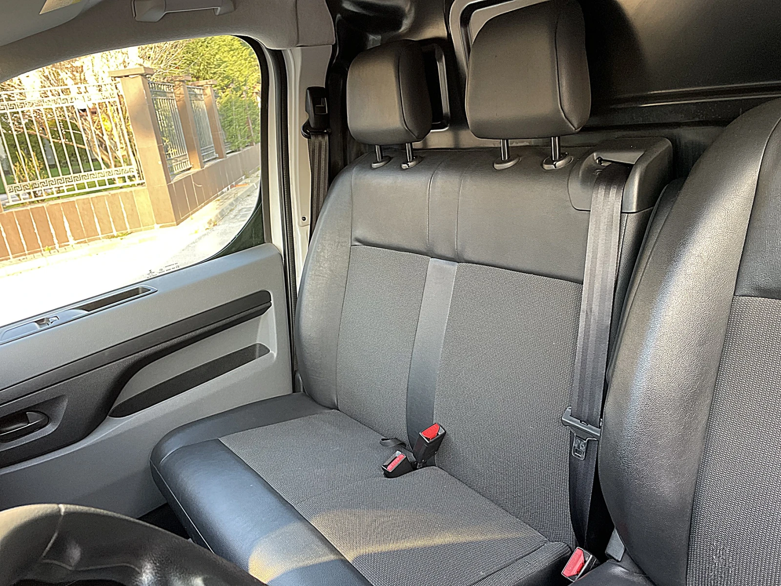 Peugeot Expert 75 kW/h Big Battery, снимка 13 - Бусове и автобуси - 53981675