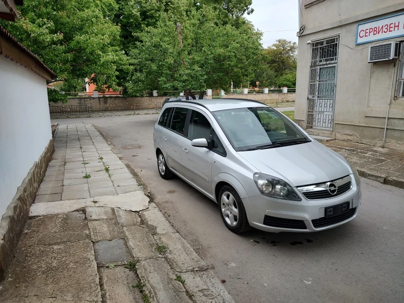 Opel Zafira Здрава и Запазена 1.9CDTI /4 НОВИ ГУМИ, снимка 3 - Автомобили и джипове - 48462769