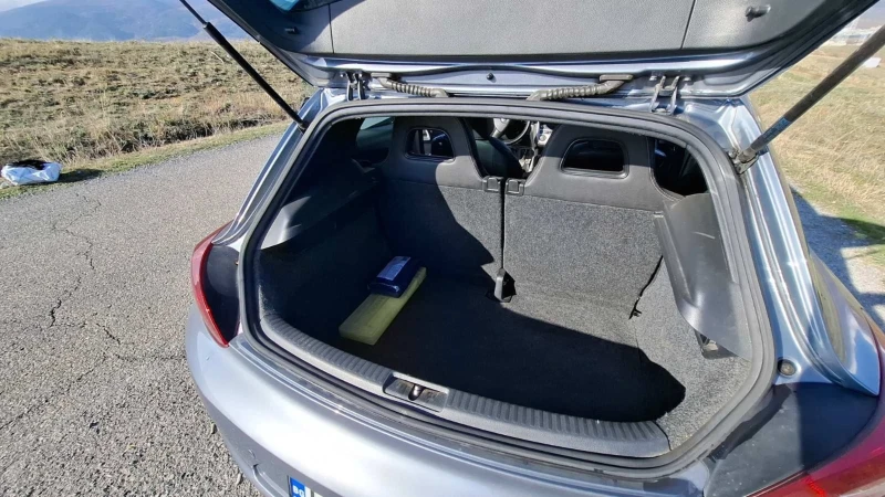 VW Scirocco 2.0 TDI, снимка 9 - Автомобили и джипове - 52585053