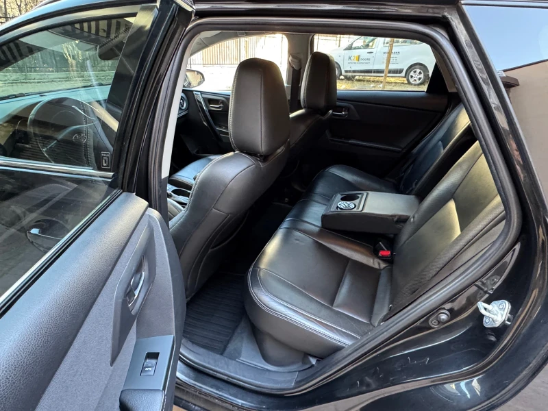 Toyota Auris 1.8 HYBRID!, снимка 11 - Автомобили и джипове - 53145198