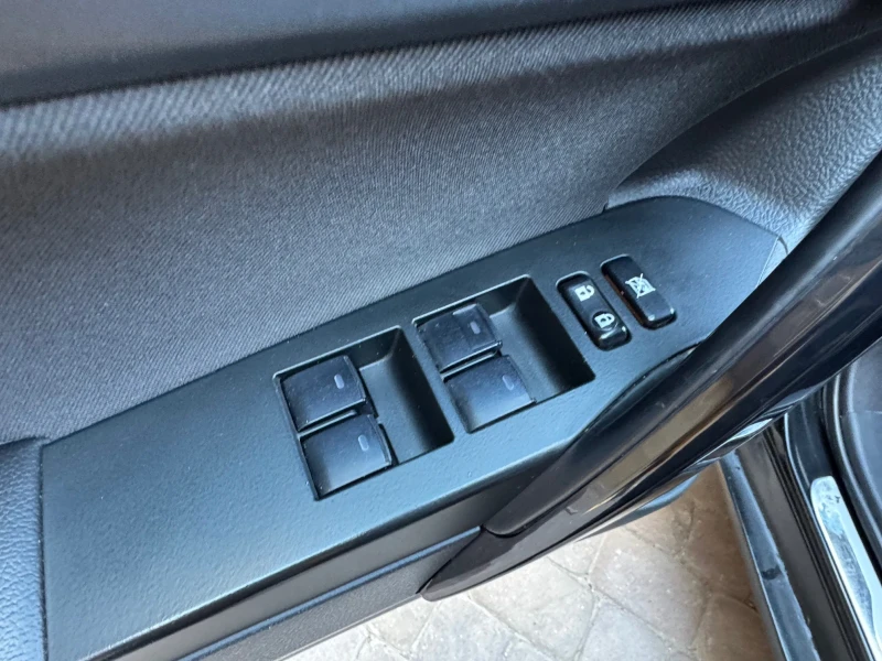 Toyota Auris 1.8 HYBRID!, снимка 16 - Автомобили и джипове - 53145198