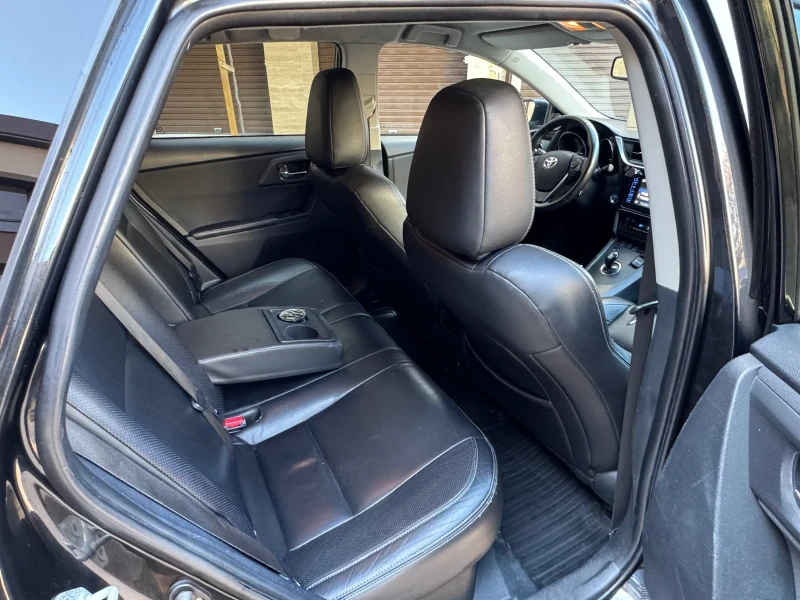 Toyota Auris 1.8 HYBRID!, снимка 13 - Автомобили и джипове - 53145198