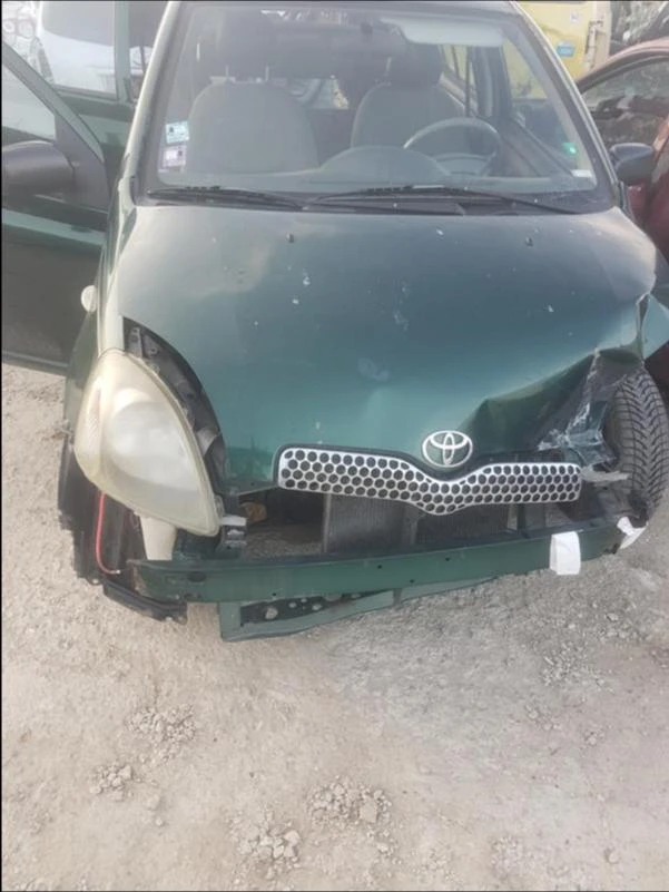 Toyota Yaris 1.0i, снимка 5 - Автомобили и джипове - 29576002