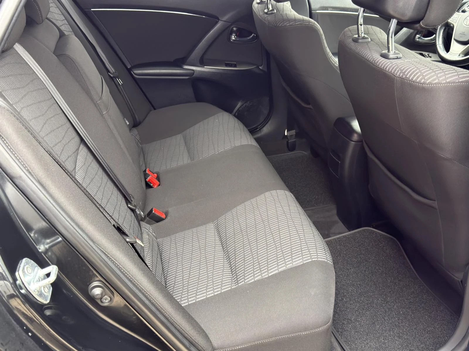 Toyota Avensis 2.2 D-4D EURO5A - изображение 10