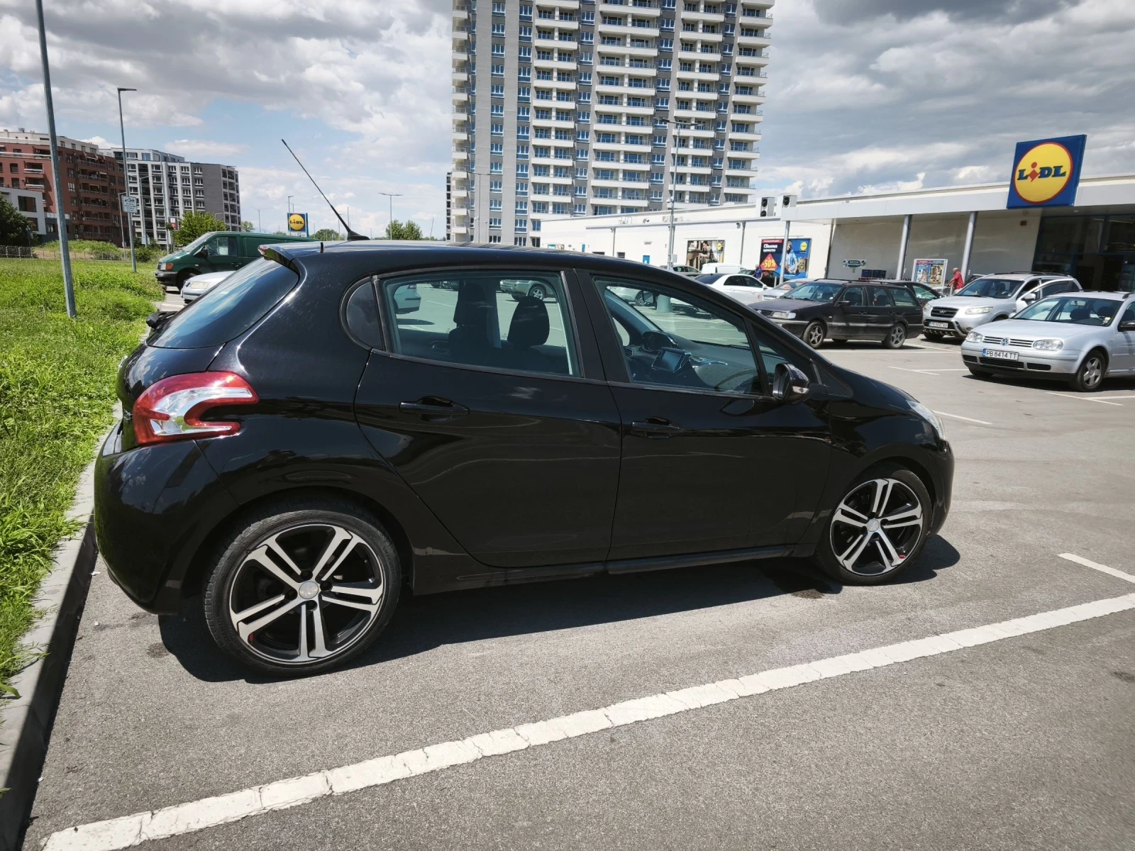 Peugeot 208 1.6 HDI, снимка 5 - Автомобили и джипове - 55341774