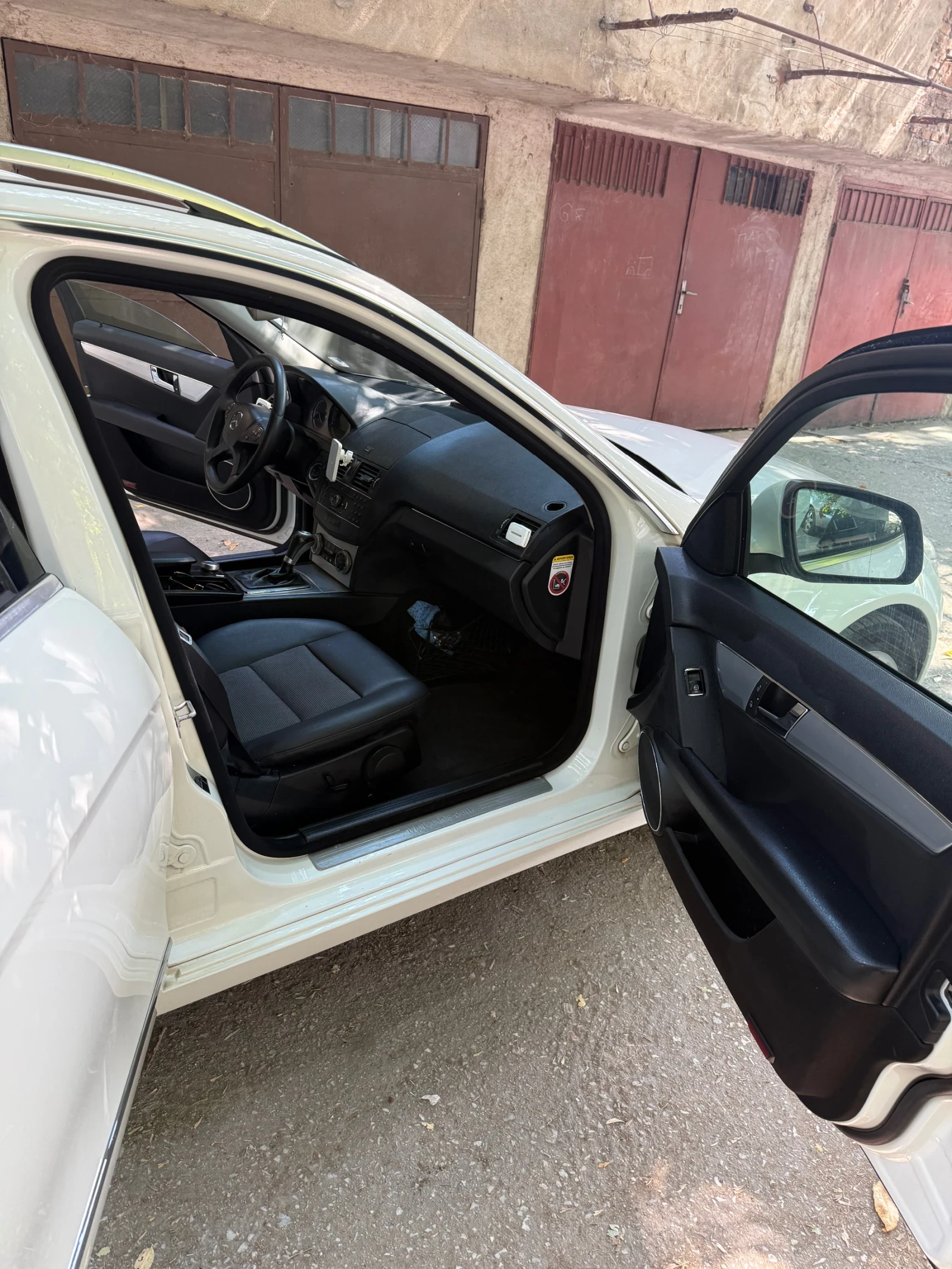 Mercedes-Benz C 220 Avantgarde, снимка 11 - Автомобили и джипове - 56048610