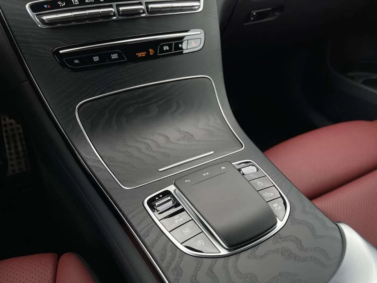 Mercedes-Benz GLC 300 4MATIC | AMG Pkg | Driving Assistance , снимка 11 - Автомобили и джипове - 56268650