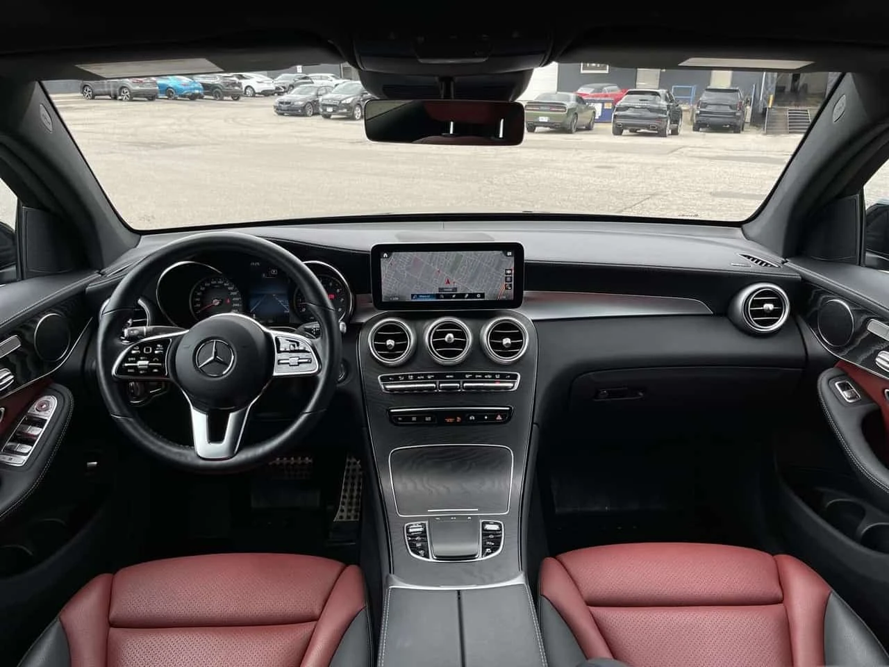 Mercedes-Benz GLC 300 4MATIC | AMG Pkg | Driving Assistance , снимка 8 - Автомобили и джипове - 56268650