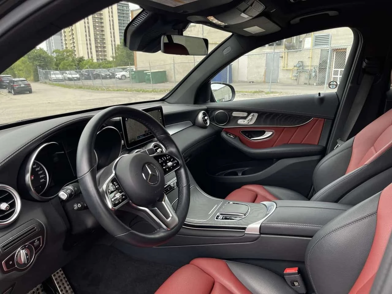 Mercedes-Benz GLC 300 4MATIC | AMG Pkg | Driving Assistance , снимка 9 - Автомобили и джипове - 56268650