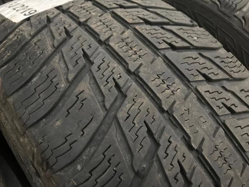 Гуми Зимни 235/60R18, снимка 3 - Гуми и джанти - 27556975