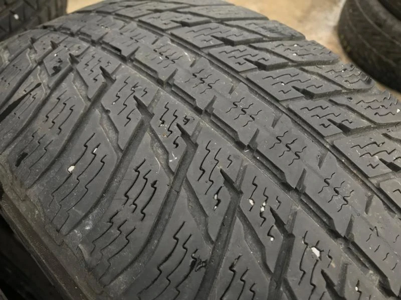 Гуми Зимни 235/60R18, снимка 1 - Гуми и джанти - 27556975