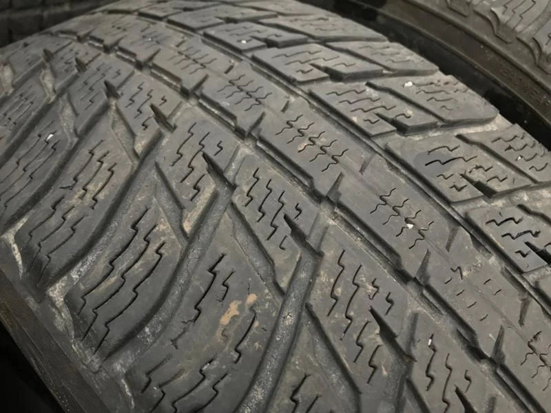 Гуми Зимни 235/60R18, снимка 2 - Гуми и джанти - 27556975